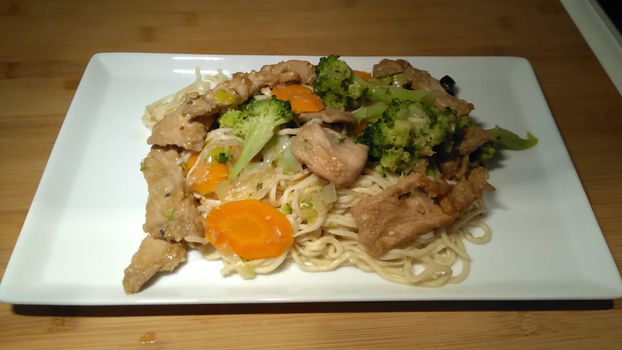 Wok di noodles con carne e verdure