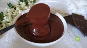 Crema al cioccolato senza latte, uova e farina